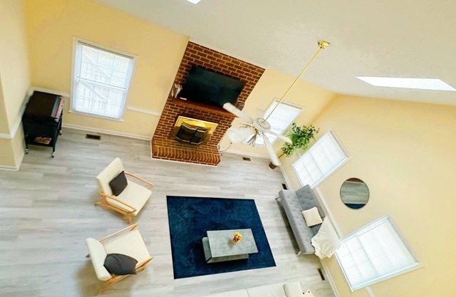 Large 4bed 2.5b home w/ fenced in back yard & deck