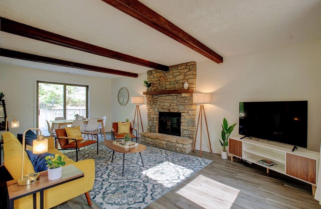 Large 4BR house w/ a Downstairs Bedroom! Fenced Yard+Dog friendly+WFH
