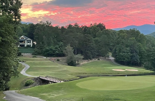 Large 5 Bdrm Golf Course home, Mountain Views & Rumbling Bald amenities.