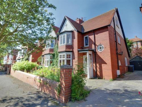 Large 5 Bed House in Scarborough near the beach, Large Garden & HOT TUB