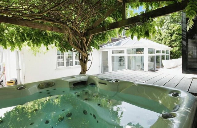 Large 5 Bedroom Brighton Home With Hot Tub