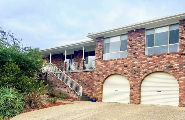 Large 5BR haven with lake views