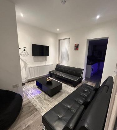 Large 6 Bed 6 Bathroom House - Ideal For Families, Large Groups, Contractors & Business Travellers