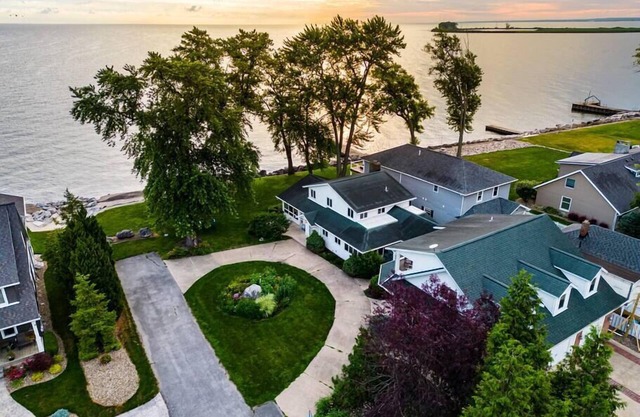 Large 6 bedroom cozy lakefront home