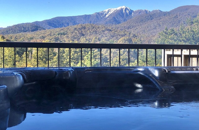 Faites tremper dans le bain à remous avec une vue imprenable sur le mont Buller et le mont Stirling.