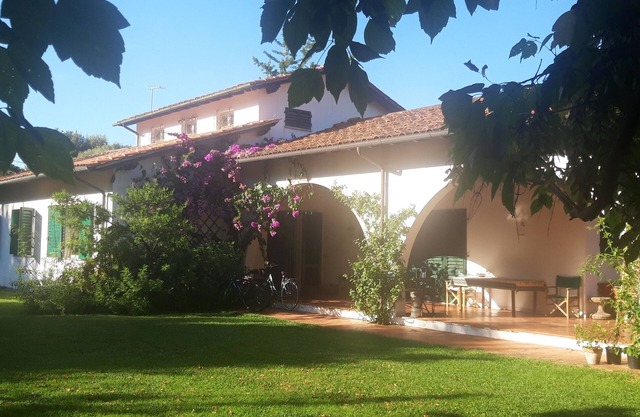 Les grandes années 60 villa avec un grand jardin, à deux pas de pierre de la mer.