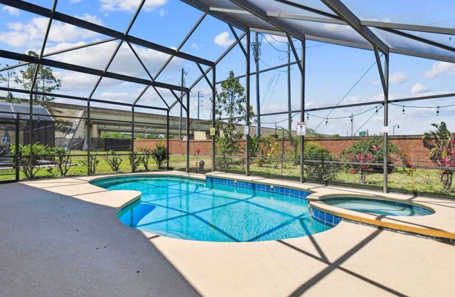 Large 6BR Family Home w Pool, Hot Tub & Games Room