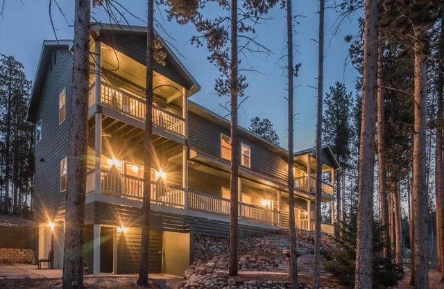 Grande évasion en montagne, près de la ville, bain à remous, navette gratuite, 5 chambres lit king-size