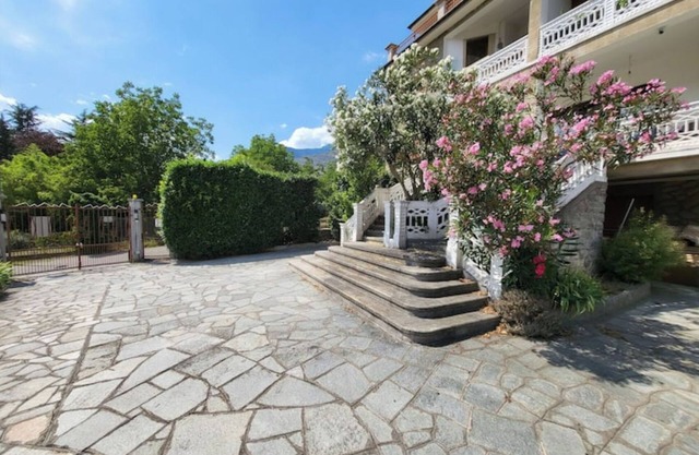 Grand appartement climatisé avec grande cour privative