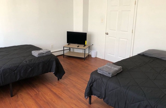Large and private apartment in convenient area sleeps up to 10 people comfortably