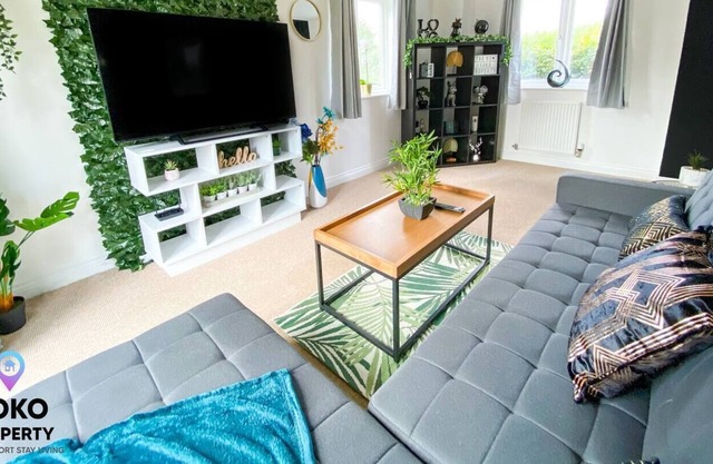 ⭐Large and Spacious House with Free Parking, Garden & Netflix by Yoko Property ⭐