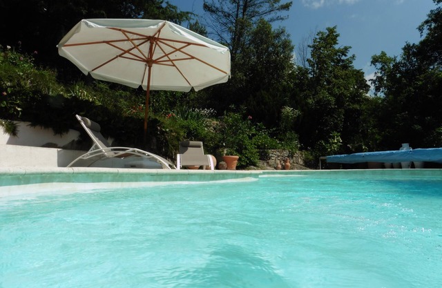 Vaste appartement dans villa, piscine privée réservée aux clients, jardin.