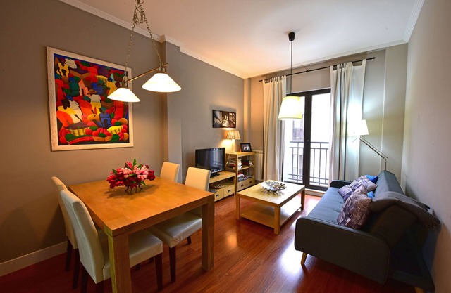 GRAND APPARTEMENT. TRÈS CENTRAL. CLIMATISATION WIFI GRATUIT. OPTION GARAGE