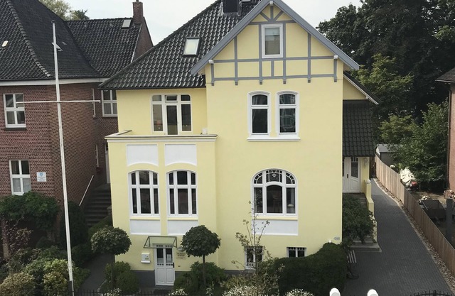 Large Apartment with Sauna in central Buxtehude. NO RENTAL TO FITTERS.