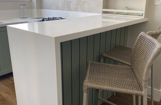 Grand apt 1 bloc de la mer, Av Brasil, 3 chambres, plus dep, garage privé