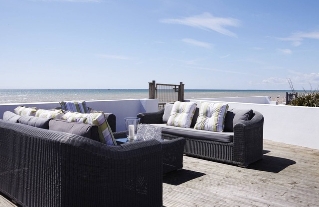 Grand manoir en bord de plage avec vue sur la mer, jardins, bain à remous, présenté sur ITV1