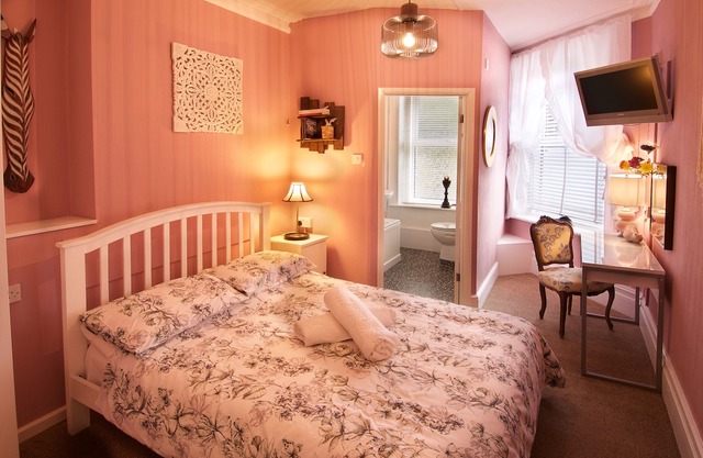 Large Beach House - sleeps 28 ~ The Boho