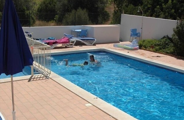 Grand bel appartement de 3 chambres avec jardin / piscine