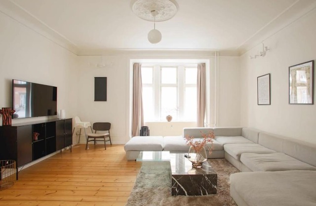 Large & Bright 3BR Apartment w Whirlpool Near Metro
