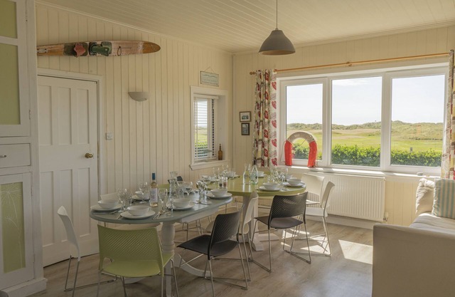 Grand Bungalow pour 11 personnes. Belle vue, grand jardin, beaucoup de stationnement.