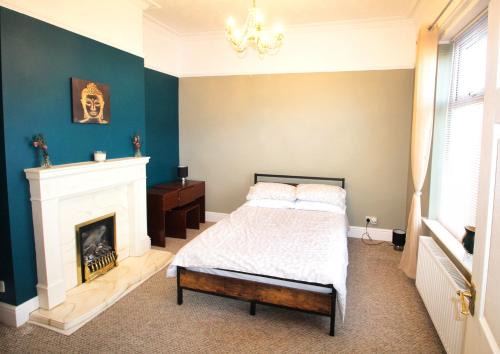 Large Bungalow - Sleeps 8 - 3 Large Beds - Plus Sofa Bed - Off Street Parking - Very Large Enclosed Gardens - Fast Wifi