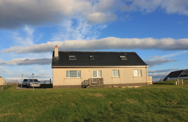 Grand bungalow avec des vues spectaculaires sur Stornoway, le Minch et le continent.