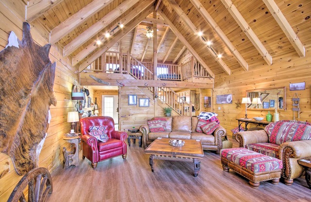 Large Cabin w/ Deck Overlooking Norfork Lake!