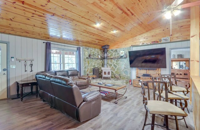 Large Cabin w/Hot Tub, Game Room & Fire Pit! 15 min from Helen. Pet Friendly