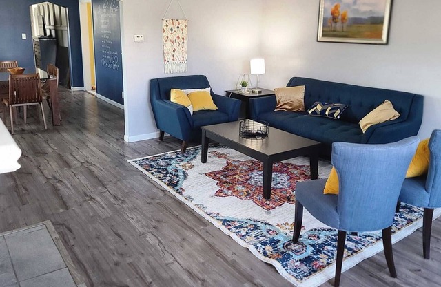Large Central Homelike Townhome