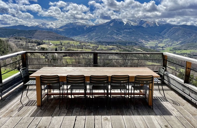 Grand chalet avec vue panoramique en pleine nature proche des pistes de Montclar