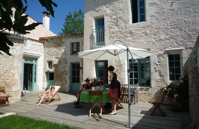 Grande maison de bourg de charme (XVI°) jardin privatif
