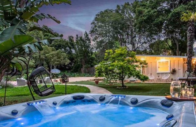 Large charming guest house close to Miramar.