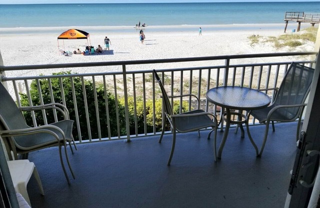 Grand condo en bord de mer