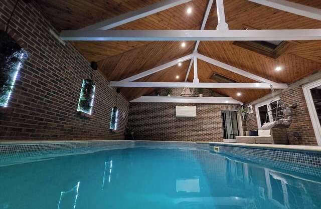 Large coastal cottage with spa