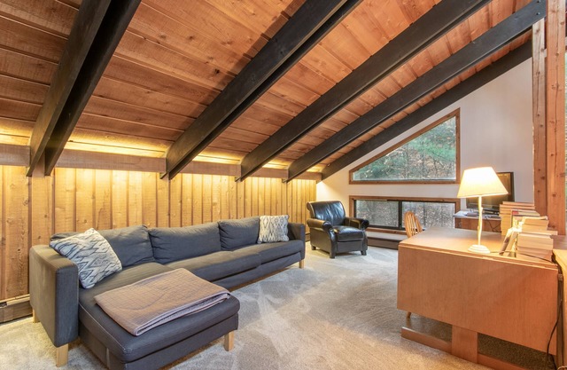 Comfy Stratton home, a short drive to Manchester!