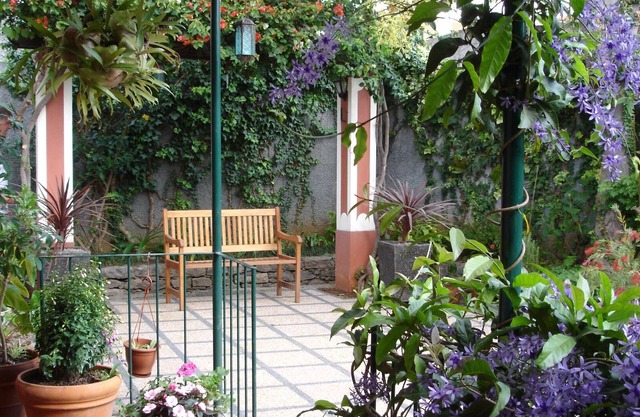 Large comfortable Villa, secluded garden, easy walking to town centre.