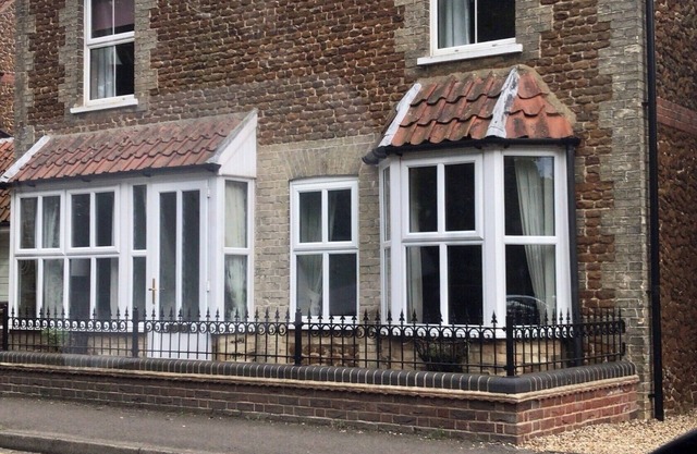 Large, comfy dog friendly cottage a short walk from beach & Nth Norfolk coast.