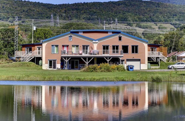 Grand condo à 20 min du Vieux-Québec et de Charlevoix. 3 chambres à coucher, 2 salles de bain