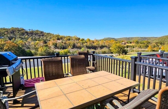 Large Condo, Sleeps 8, Next to Marina & Golfing