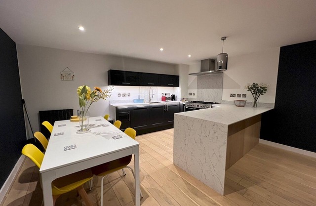 Large Contemporary Lanes Apartment | Pass The Keys
