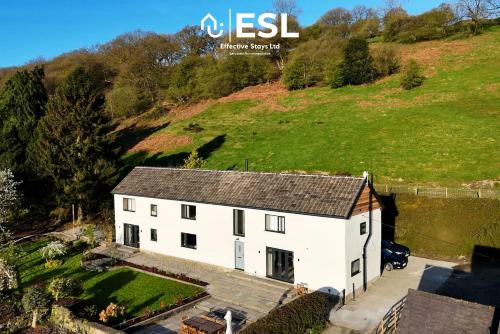 Large Country Farmhouse, Shropshire Hills View, with Hot Tub