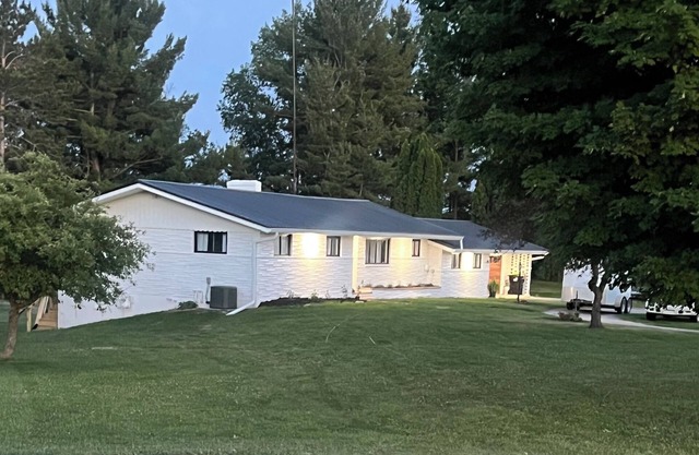 Large country home in charming Clare, MI! Sleeps14 ppl!