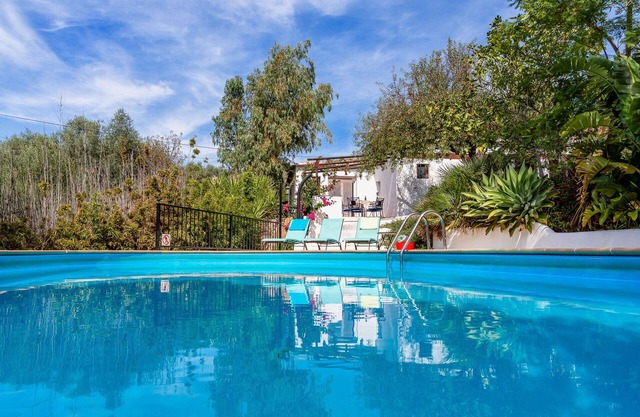 Grande maison de campagne avec des jardins spacieux et une grande piscine