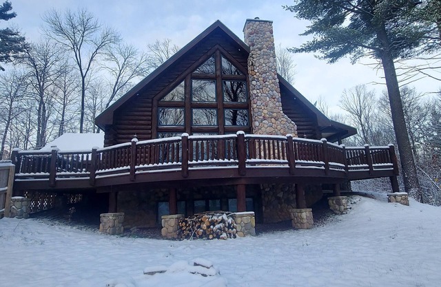 Large cozy log cabin in Wisconsin, Close to miles of ATV/ UTV trails
