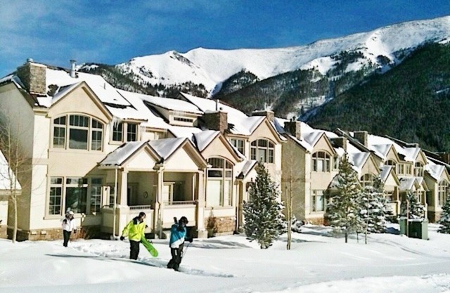 Large Cozy Townhouse Ski-in / Ski-out to Super Bee, Private Washer /Dry & Garage