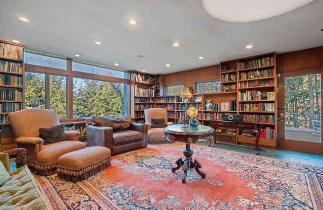 Large Dartmouth College Home on Occum Pond-Perfect for Alumni, Parents & Families visiting!