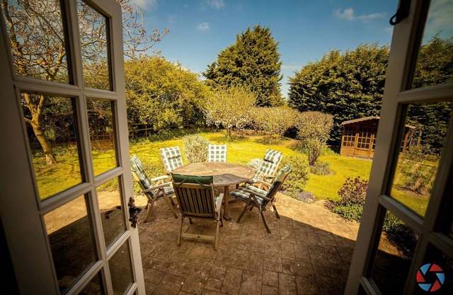 Grand bungalow indépendant et jardin dans le village avec pubs et boutique