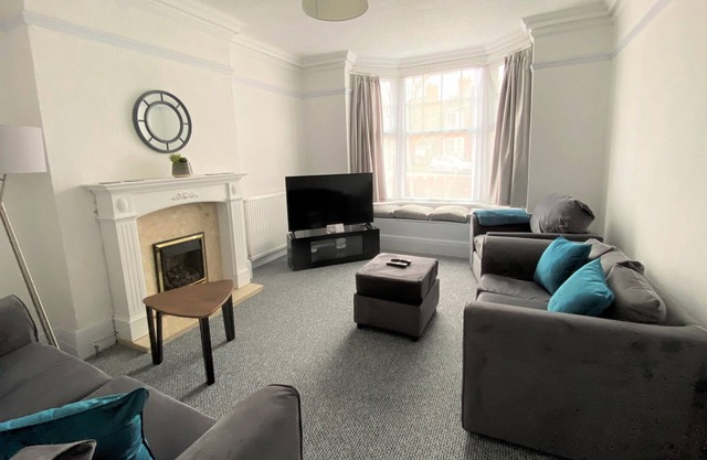 Large Detached Property sleeping up to 6 contractors or family groups of 9
