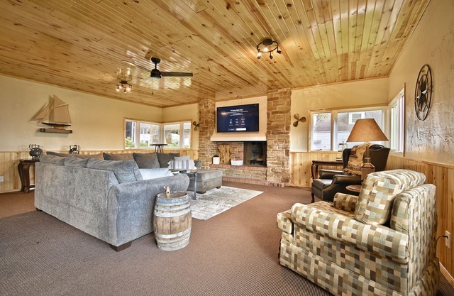 Large Door County home 5 bedroom, 3 bath, with water view and access to marina