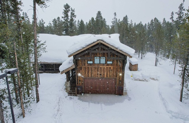 Large family cabin, ALL King beds, 30 min YNP, Hottub, secluded, New!